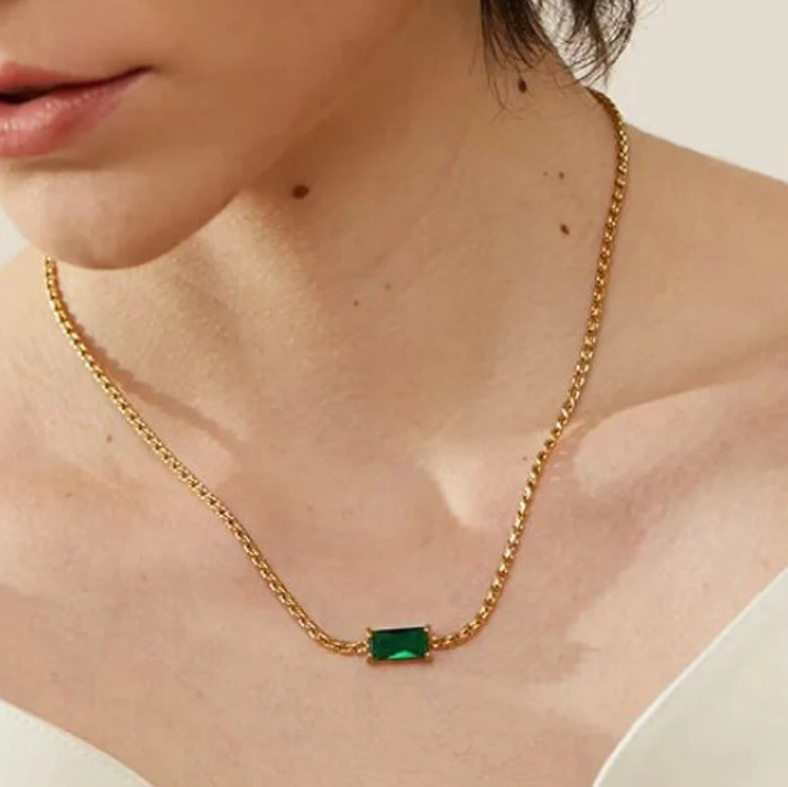 Vertical Emerald Chain